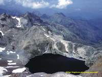 Lago al pie del Perdiguero en su lado Frances, junto al refugio que es inapreciable en la foto por lo colosal del resto de dimensiones