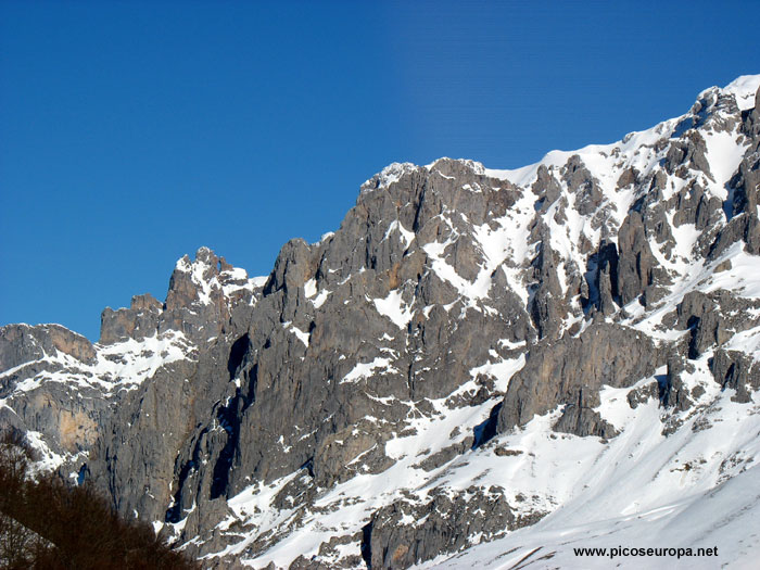 Foto: La zona de las Mojosas en las faldas de la Torre del Friero, Valdeón, Picos de Europa, León