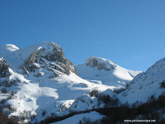 Foto: La vista hacia el Puerto de Pandetrave, Valdeón, Picos de Europa, León