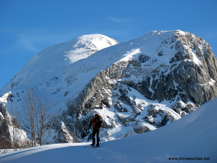 Foto: La vista hacia el Puerto de Pandetrave, Valdeón, Picos de Europa, León