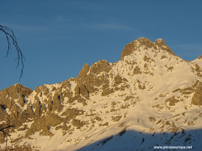 Foto: Se incia el atardecer sobre la Torre del Friero, Valdeón, Picos de Europa, León