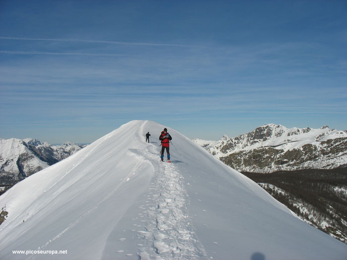 En la loma de las Cerras de Cuénabres, a nuestra izquierda las Hoyas de Frañana, Valdeón, Picos de Europa, León