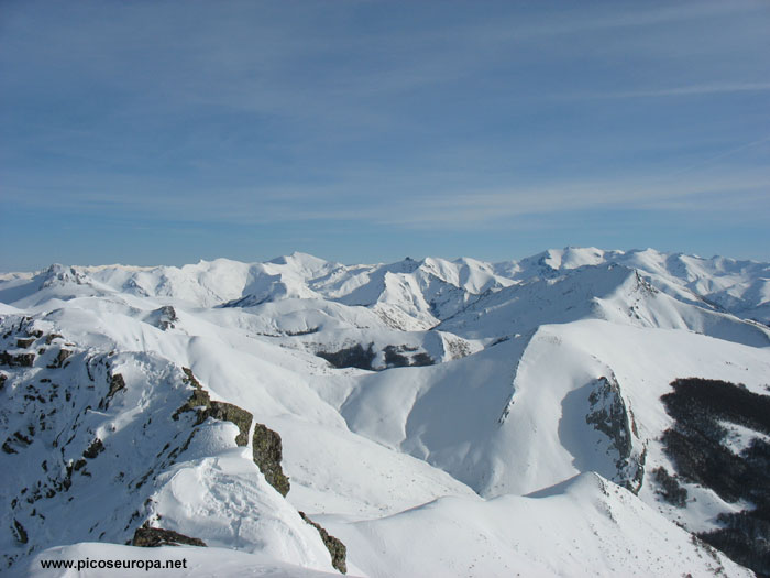 Vista hacia el Este desde el Pico Cebolleda, Valdeón, Picos de Europa, León