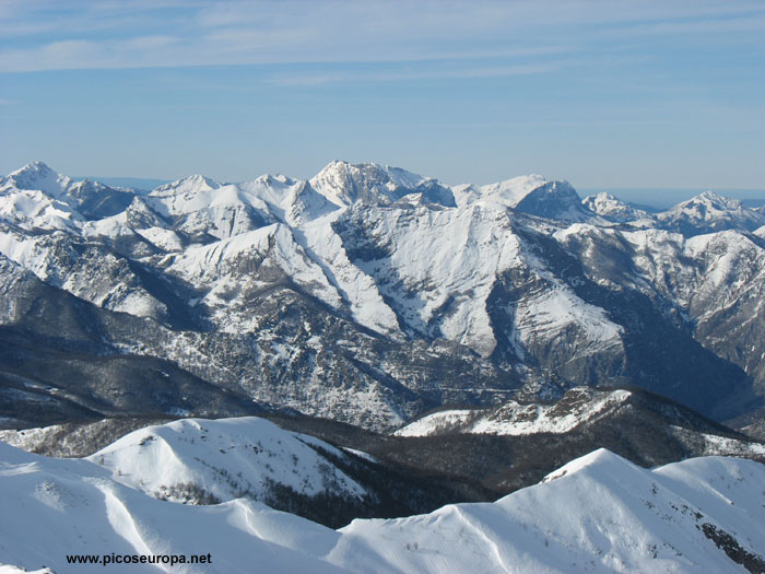 Vista hacia el Nor-Oeste desde el Pico Cebolleda, Valdeón, Picos de Europa, León