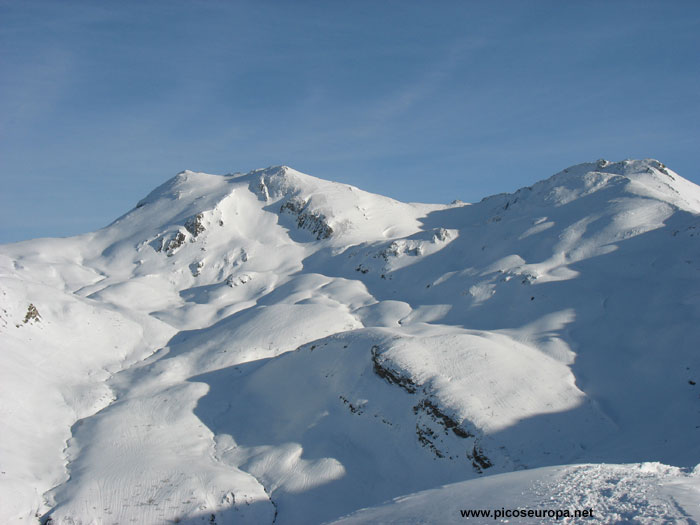 El Pico Gildar y a su derecha el Pico Cebolleda, Valdeón, Picos de Europa, León