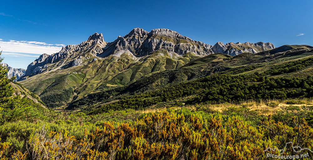 Foto: Peñas Cifuentes con la Torre del Friero y Torre Salinas desde la subida al Pico Gabanceda desde el Puerto de Pandetrave, Valdeón, Picos de Europa, León