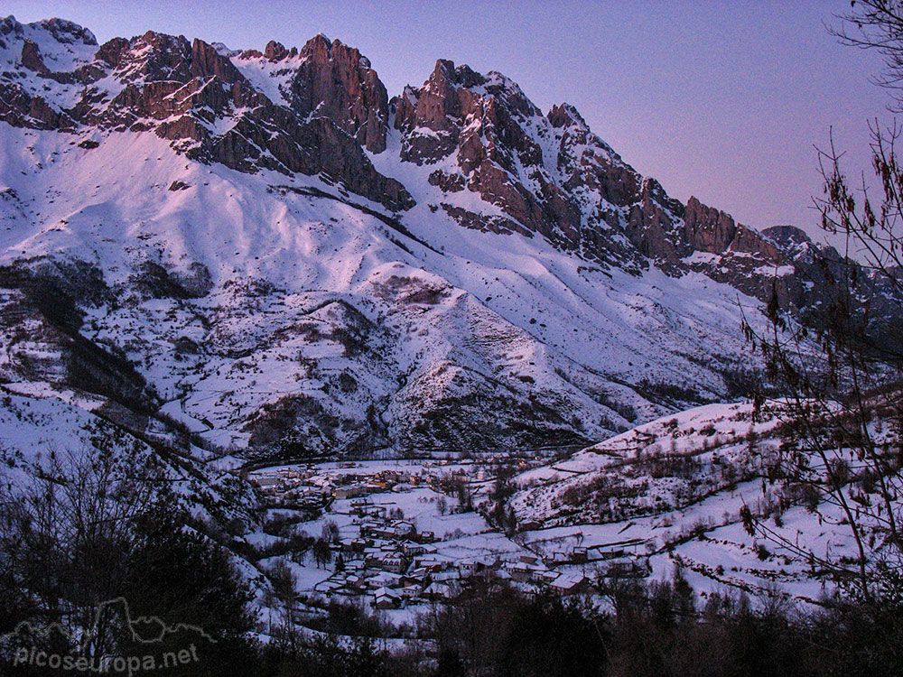 Los pueblos de Prada y en segundo término Posada de Valdeón, Picos de Europa