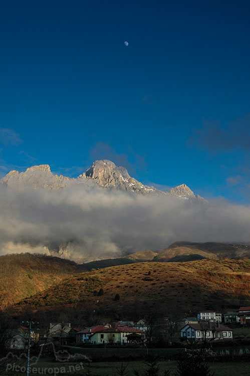 La Torre del Friero desde Posada de Valdeón, Picos de Europa, León, España