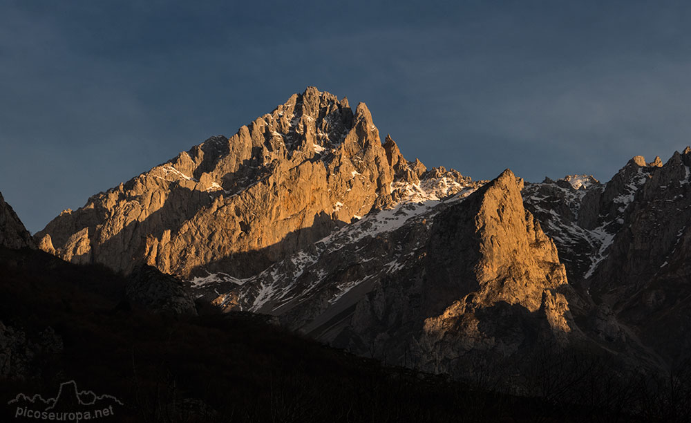 Torre del Friero desde la ruta Posada de Valdeón a Cain, Picos de Europa, León, España