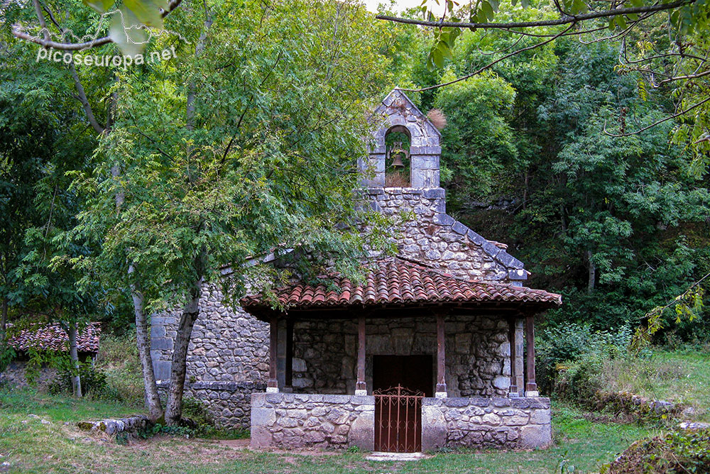 La Ermita de Corona en la ruta Posada de Valdeón a Cain, Picos de Europa, León, España