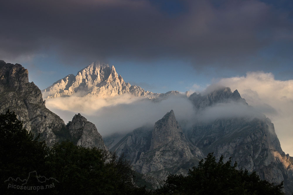 Torre del Friero desde la ruta Posada de Valdeón a Cain, Picos de Europa, León, España