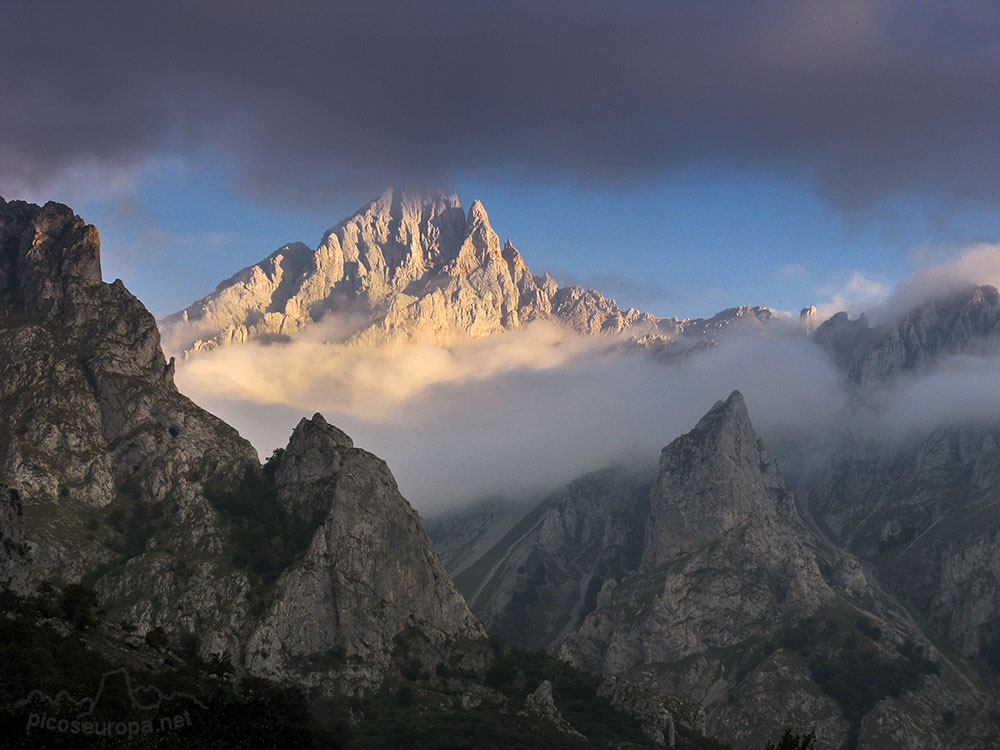 Torre del Friero desde el Chorco de los Lobos, Picos de Europa, León, España